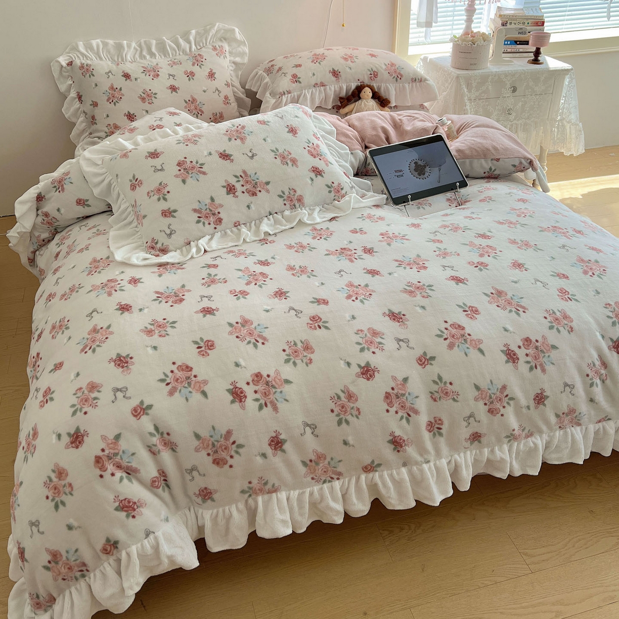 91家纺网 家纺一手货源 找家纺 六巷胡同 2025新款韩式博主风花边款小碎花A类牛奶绒四件套 花边云屿桃记