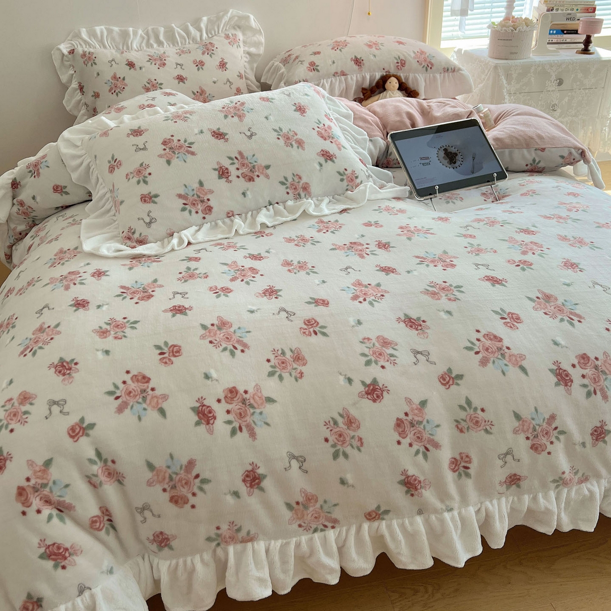 91家纺网 家纺一手货源 找家纺 六巷胡同 2025新款韩式博主风花边款小碎花A类牛奶绒四件套 花边云屿桃记