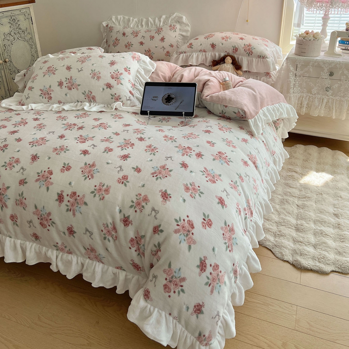 91家纺网 家纺一手货源 找家纺 六巷胡同 2025新款韩式博主风花边款小碎花A类牛奶绒四件套 花边云屿桃记