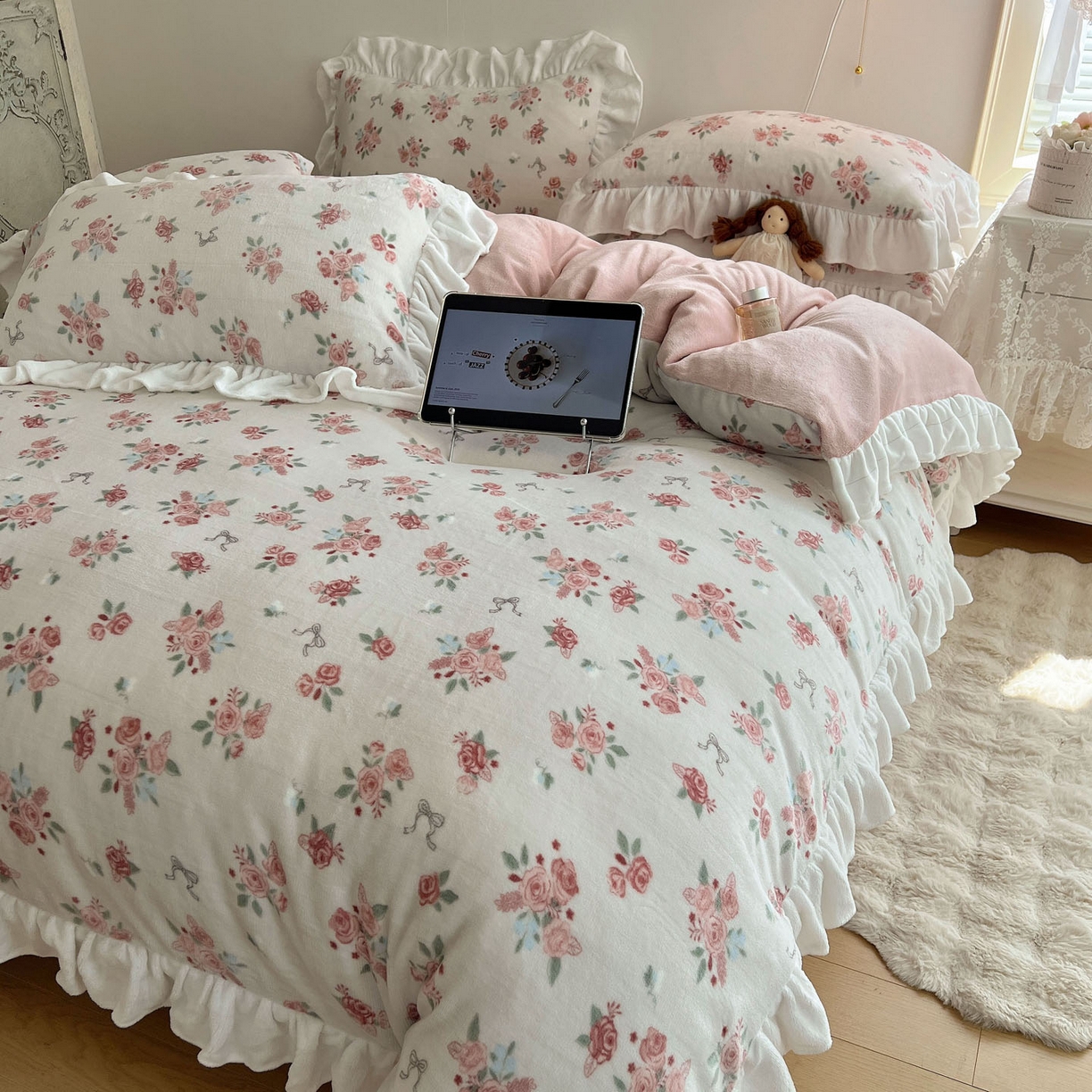 91家纺网 家纺一手货源 找家纺 六巷胡同 2025新款韩式博主风花边款小碎花A类牛奶绒四件套 花边云屿桃记