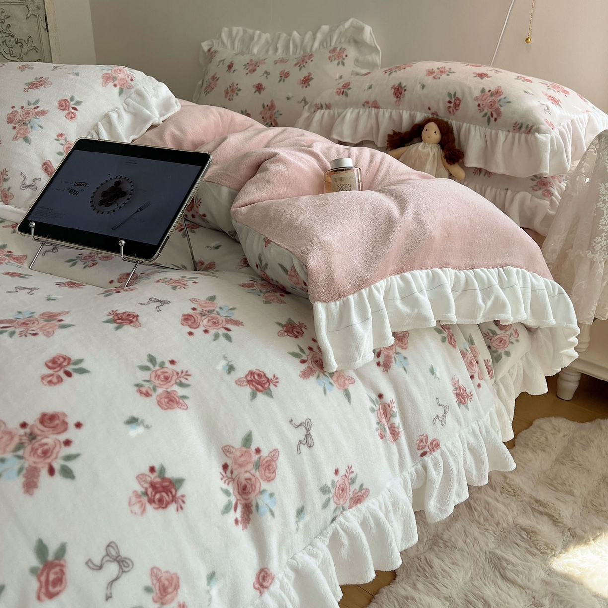 91家纺网 家纺一手货源 找家纺 六巷胡同 2025新款韩式博主风花边款小碎花A类牛奶绒四件套 花边云屿桃记