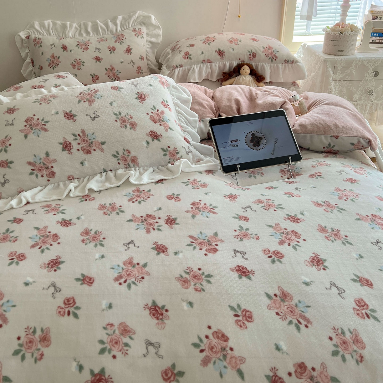 91家纺网 家纺一手货源 找家纺 六巷胡同 2025新款韩式博主风花边款小碎花A类牛奶绒四件套 花边云屿桃记