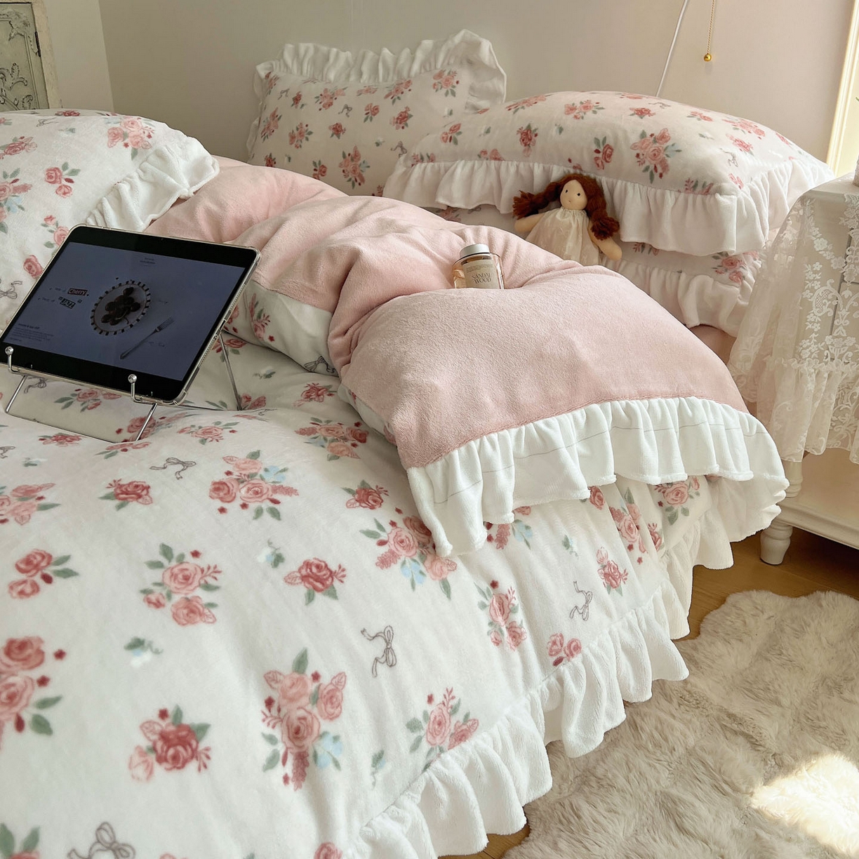 91家纺网 家纺一手货源 找家纺 六巷胡同 2025新款韩式博主风花边款小碎花A类牛奶绒四件套 花边云屿桃记