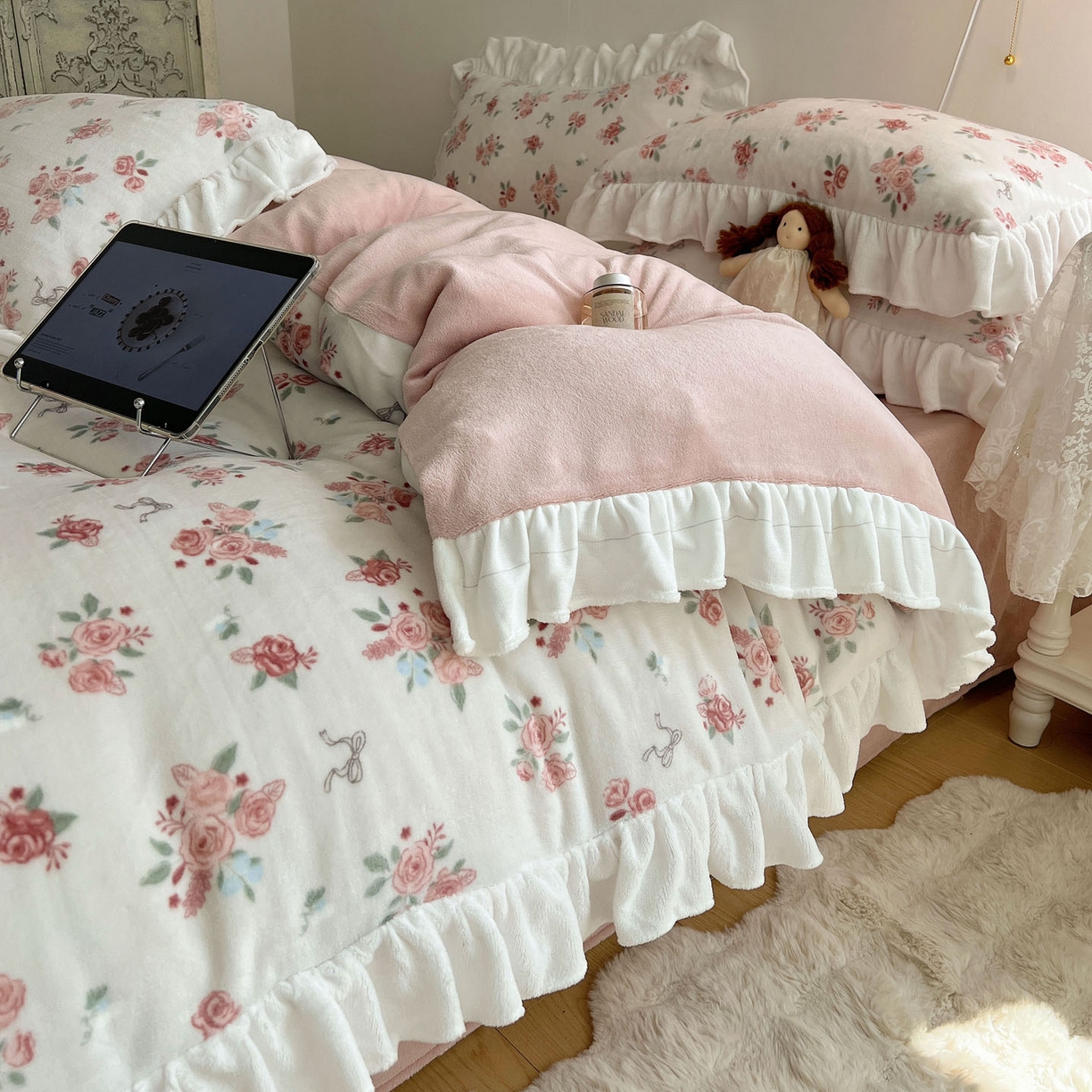 91家纺网 家纺一手货源 找家纺 六巷胡同 2025新款韩式博主风花边款小碎花A类牛奶绒四件套 花边云屿桃记