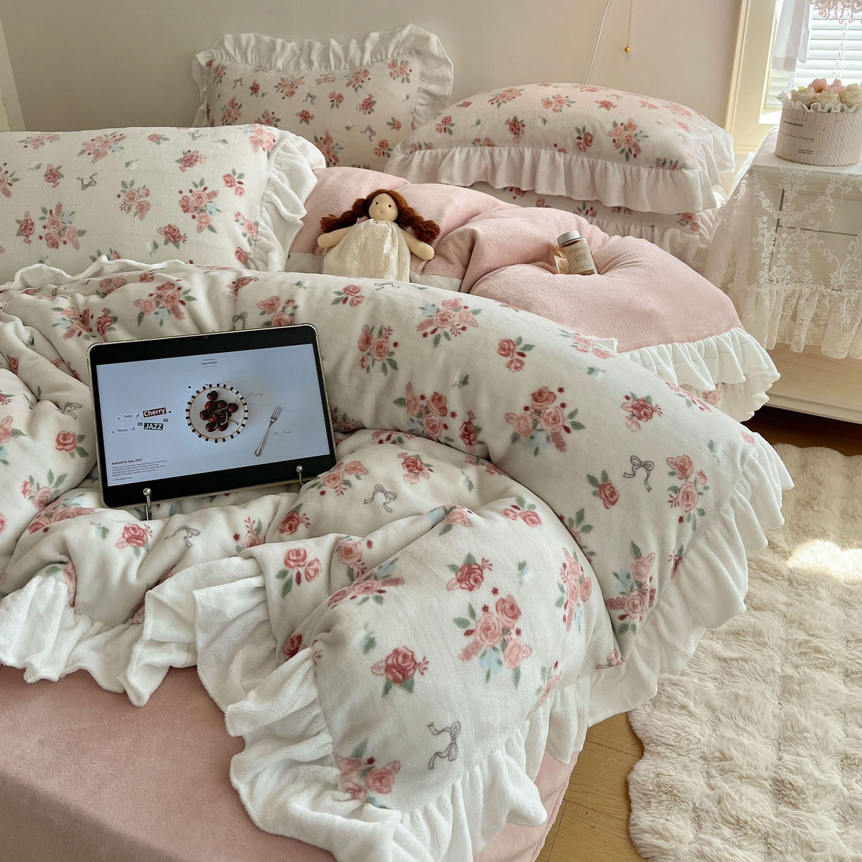 91家纺网 家纺一手货源 找家纺 六巷胡同 2025新款韩式博主风花边款小碎花A类牛奶绒四件套 花边云屿桃记