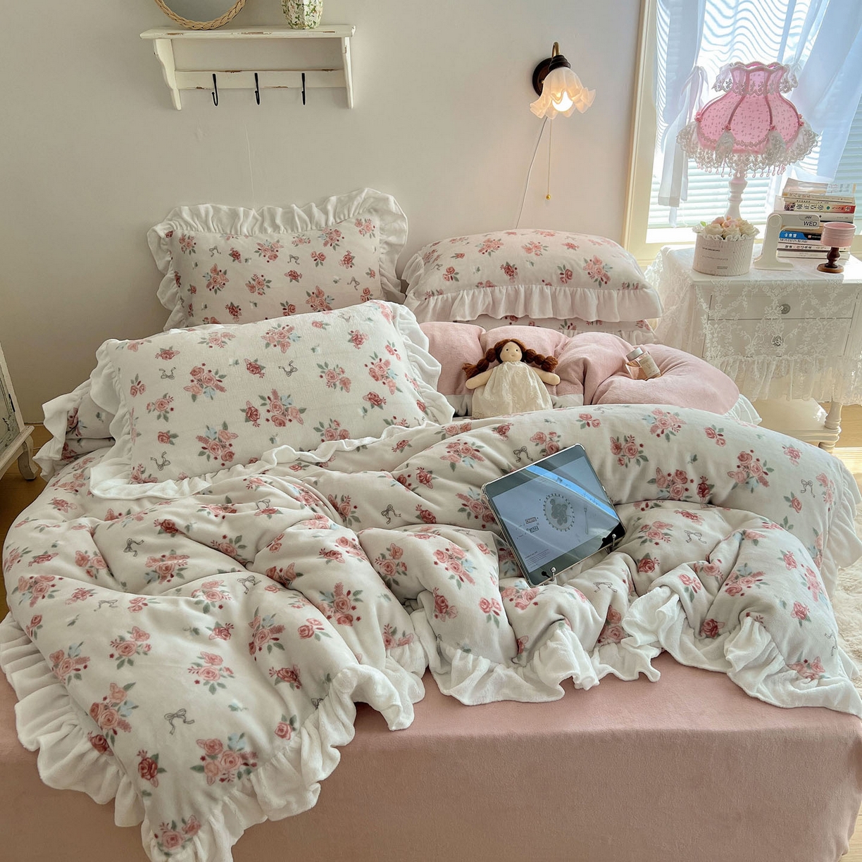 91家纺网 家纺一手货源 找家纺 六巷胡同 2025新款韩式博主风花边款小碎花A类牛奶绒四件套 花边云屿桃记