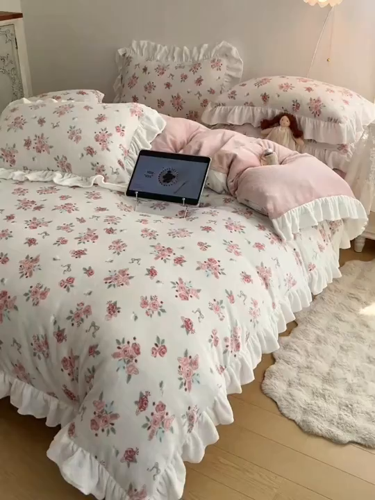 91家纺网 家纺一手货源 找家纺 六巷胡同 2025新款韩式博主风花边款小碎花A类牛奶绒四件套 花边云屿桃记