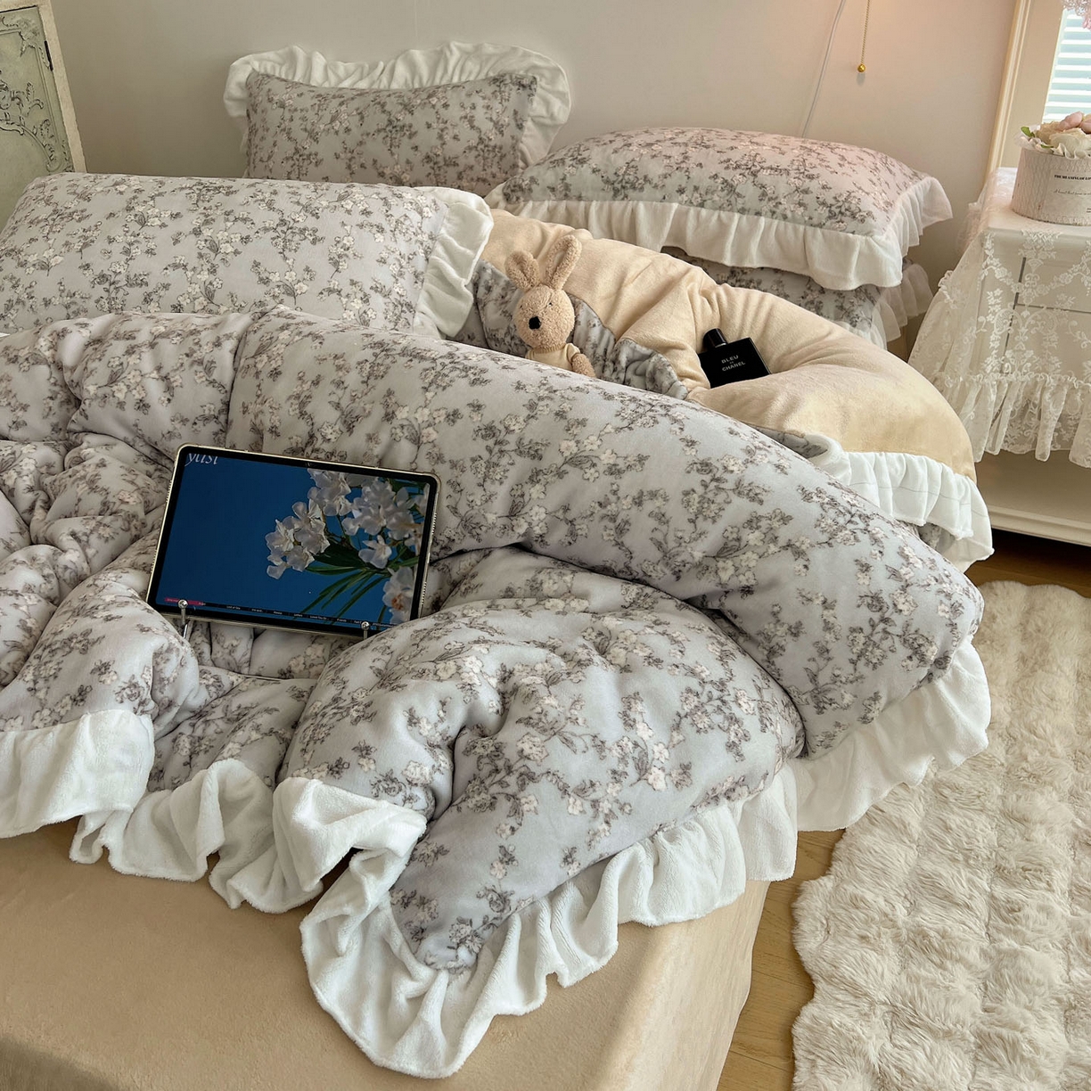 六巷胡同 2025新款韩式博主风花边款小碎花A类牛奶绒四件套 花边知雾山野