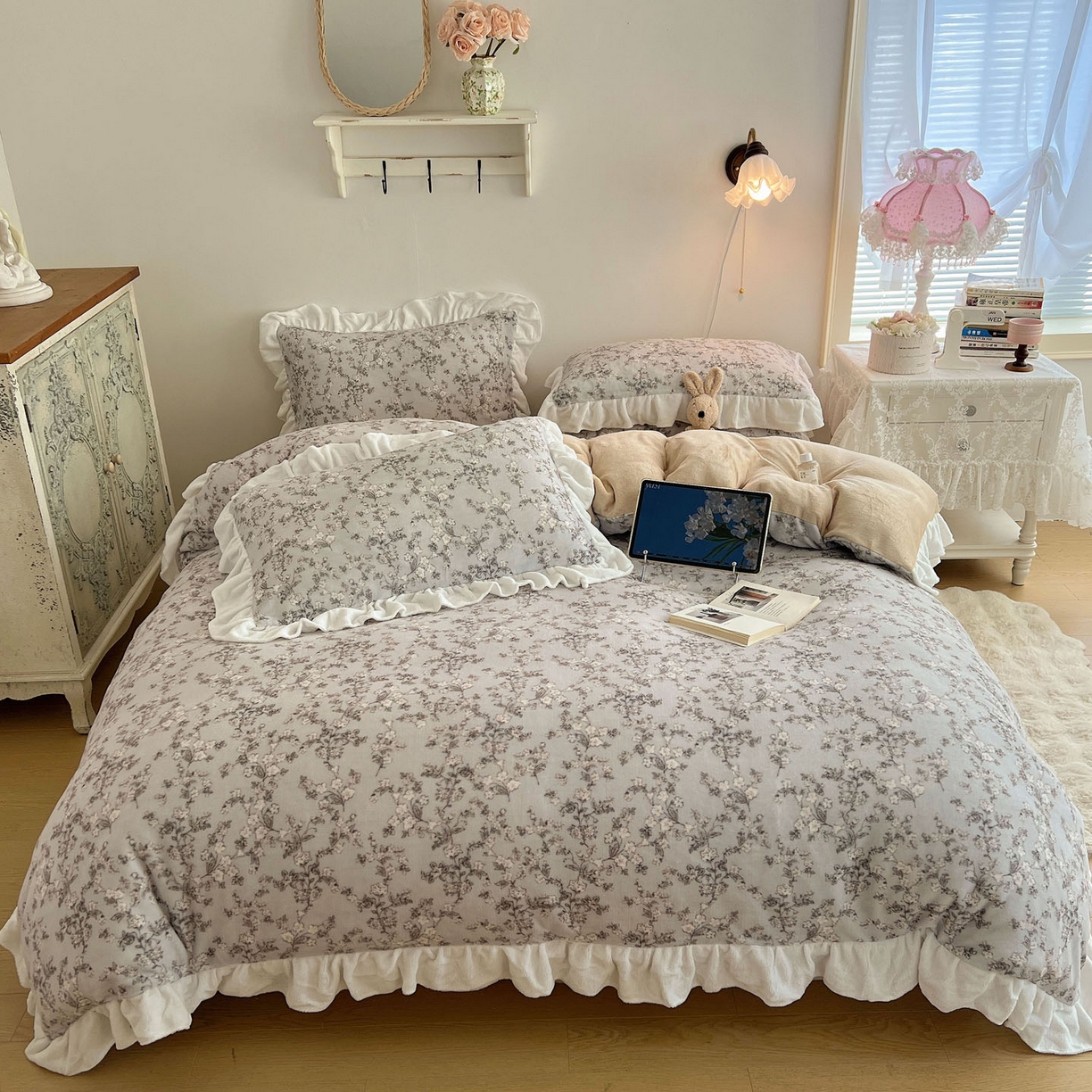 91家纺网 家纺一手货源 找家纺 六巷胡同 2025新款韩式博主风花边款小碎花A类牛奶绒四件套 花边知雾山野