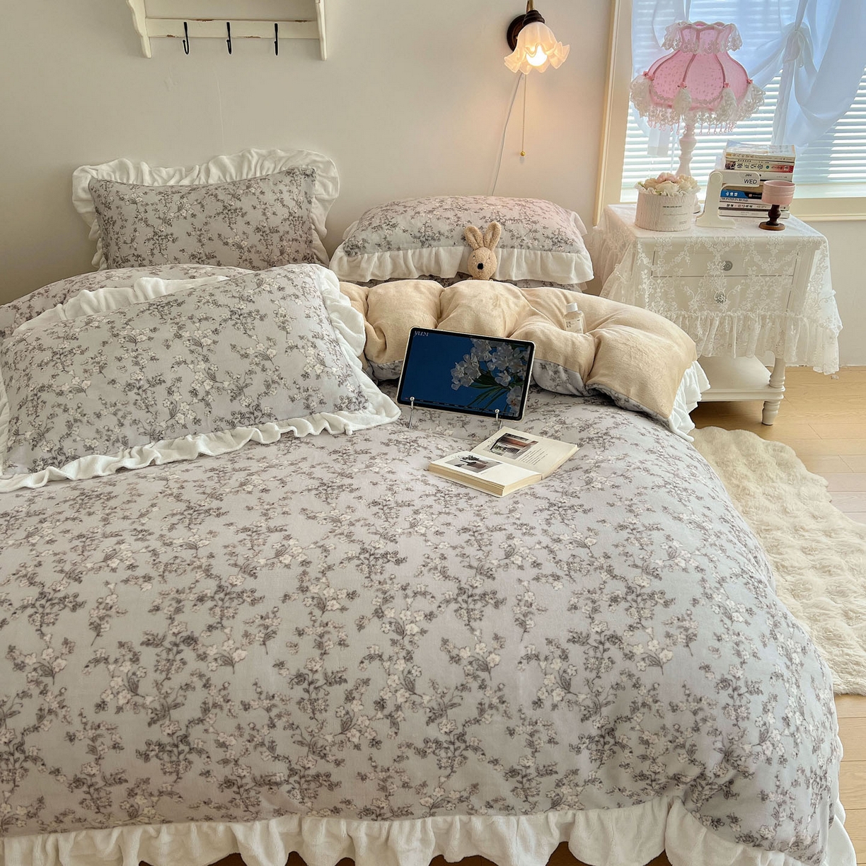 91家纺网 家纺一手货源 找家纺 六巷胡同 2025新款韩式博主风花边款小碎花A类牛奶绒四件套 花边知雾山野