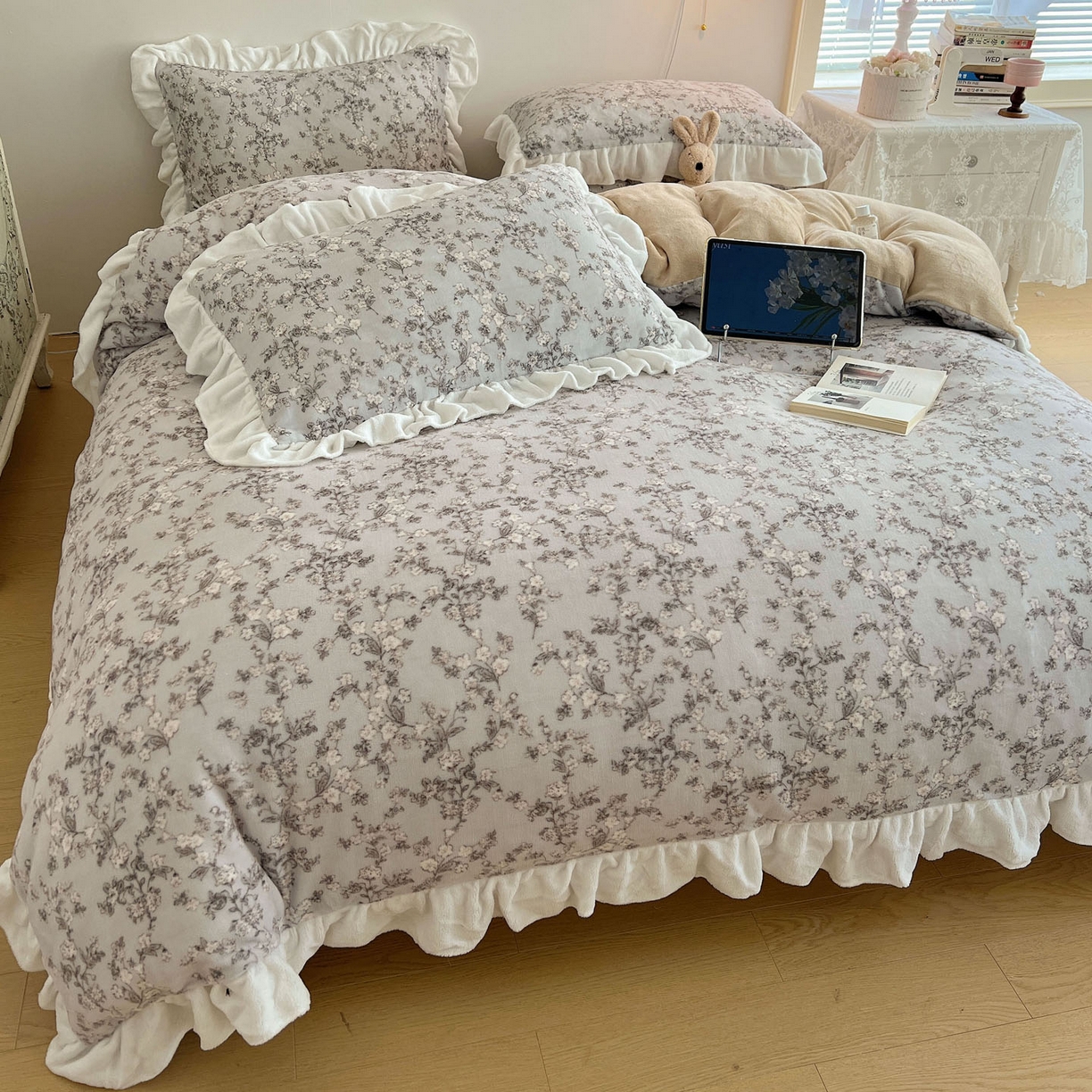 91家纺网 家纺一手货源 找家纺 六巷胡同 2025新款韩式博主风花边款小碎花A类牛奶绒四件套 花边知雾山野