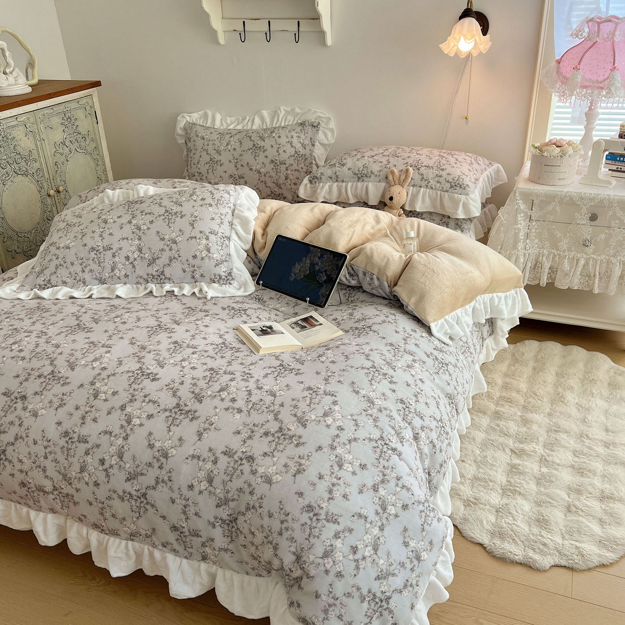 91家纺网 家纺一手货源 找家纺 六巷胡同 2025新款韩式博主风花边款小碎花A类牛奶绒四件套 花边知雾山野