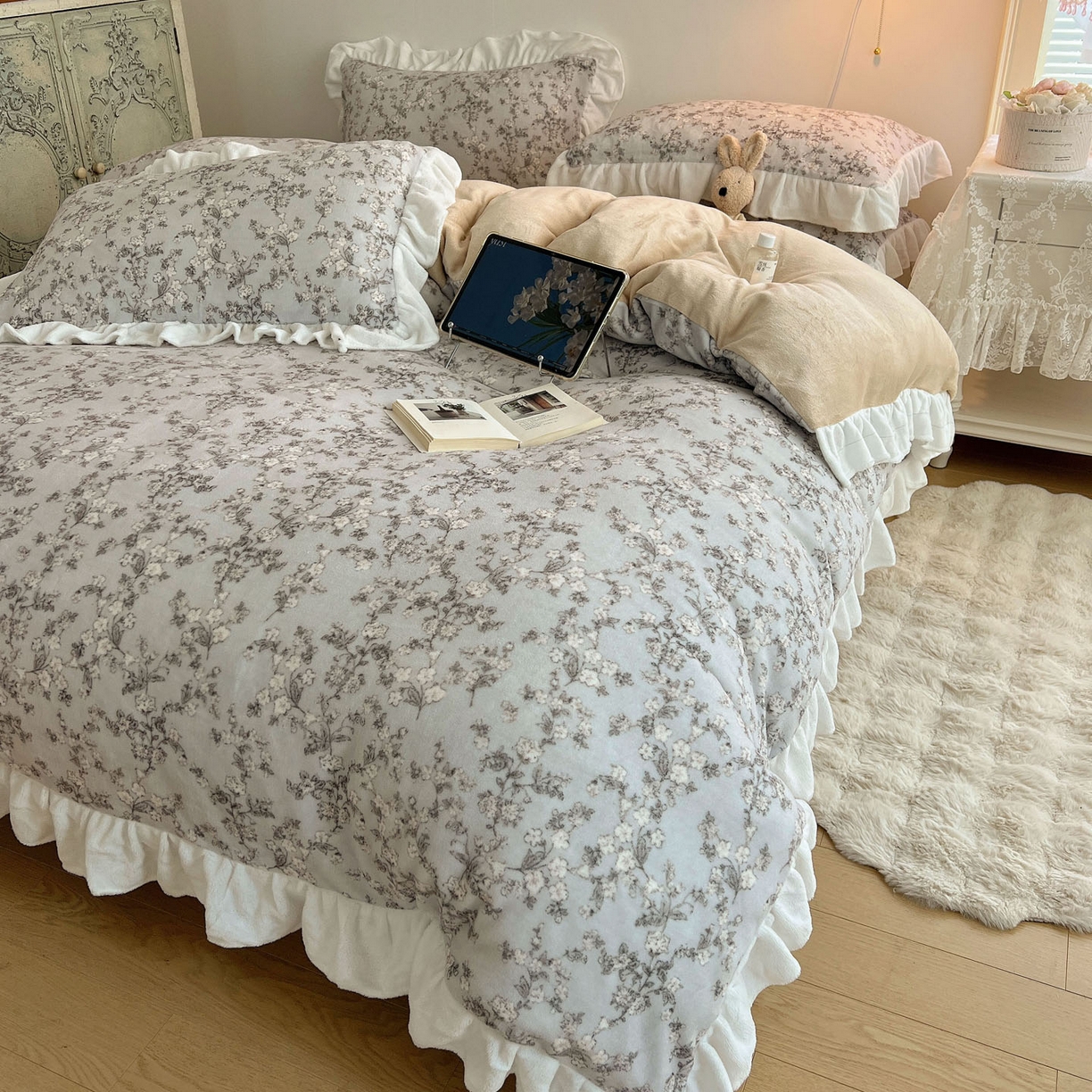 91家纺网 家纺一手货源 找家纺 六巷胡同 2025新款韩式博主风花边款小碎花A类牛奶绒四件套 花边知雾山野