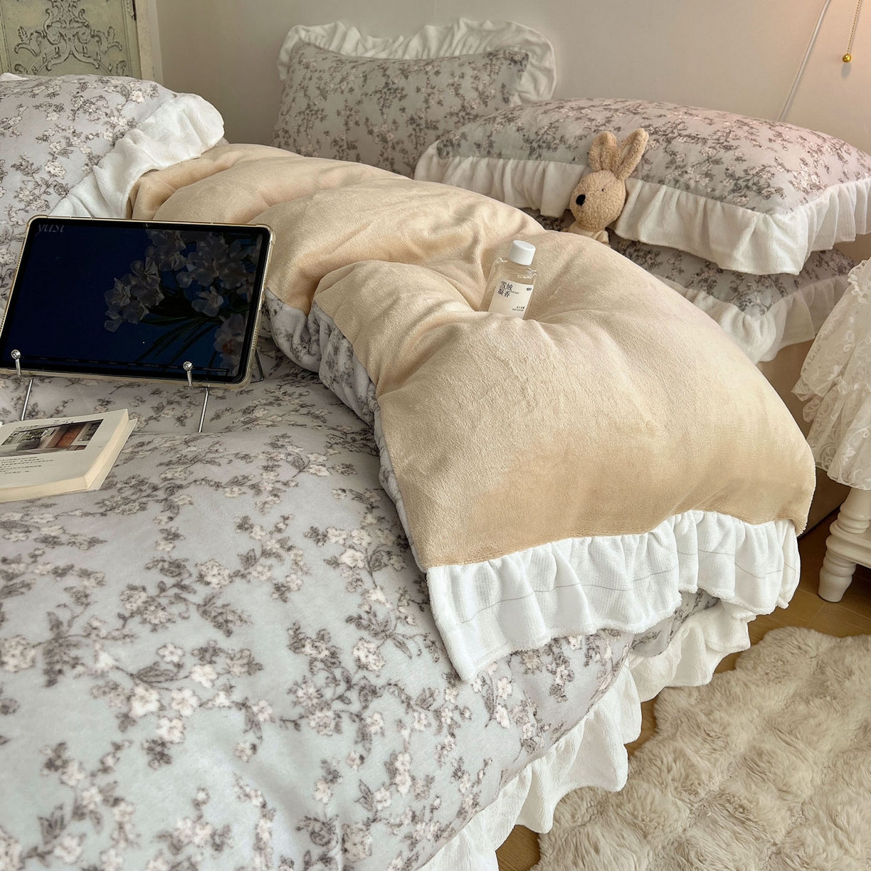 91家纺网 家纺一手货源 找家纺 六巷胡同 2025新款韩式博主风花边款小碎花A类牛奶绒四件套 花边知雾山野