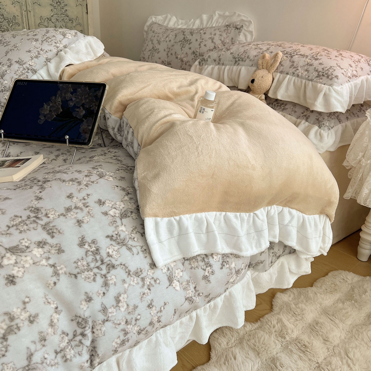 91家纺网 家纺一手货源 找家纺 六巷胡同 2025新款韩式博主风花边款小碎花A类牛奶绒四件套 花边知雾山野