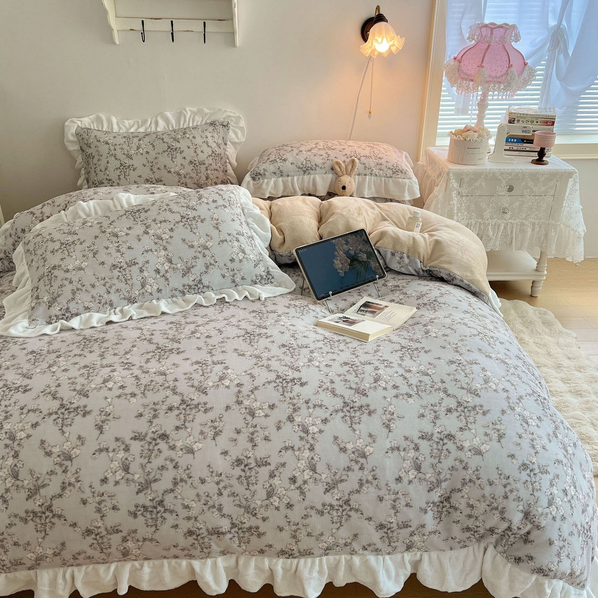 91家纺网 家纺一手货源 找家纺 六巷胡同 2025新款韩式博主风花边款小碎花A类牛奶绒四件套 花边知雾山野