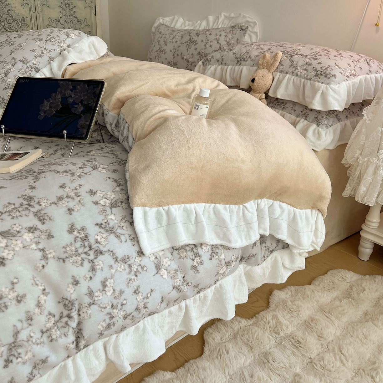 91家纺网 家纺一手货源 找家纺 六巷胡同 2025新款韩式博主风花边款小碎花A类牛奶绒四件套 花边知雾山野