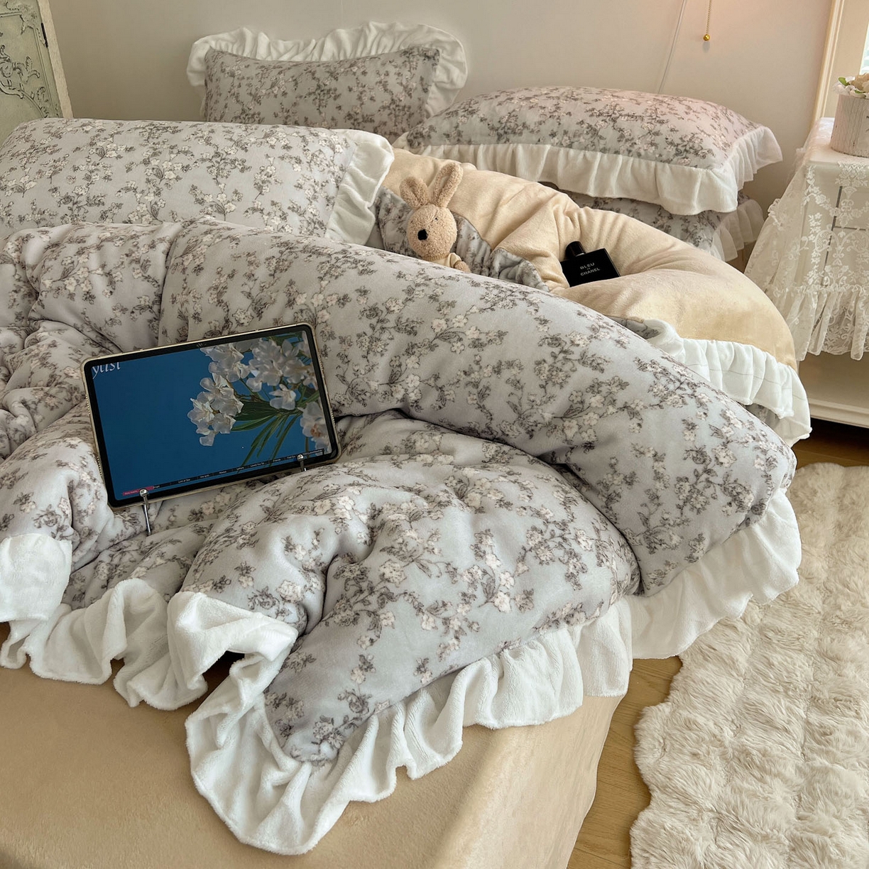 91家纺网 家纺一手货源 找家纺 六巷胡同 2025新款韩式博主风花边款小碎花A类牛奶绒四件套 花边知雾山野