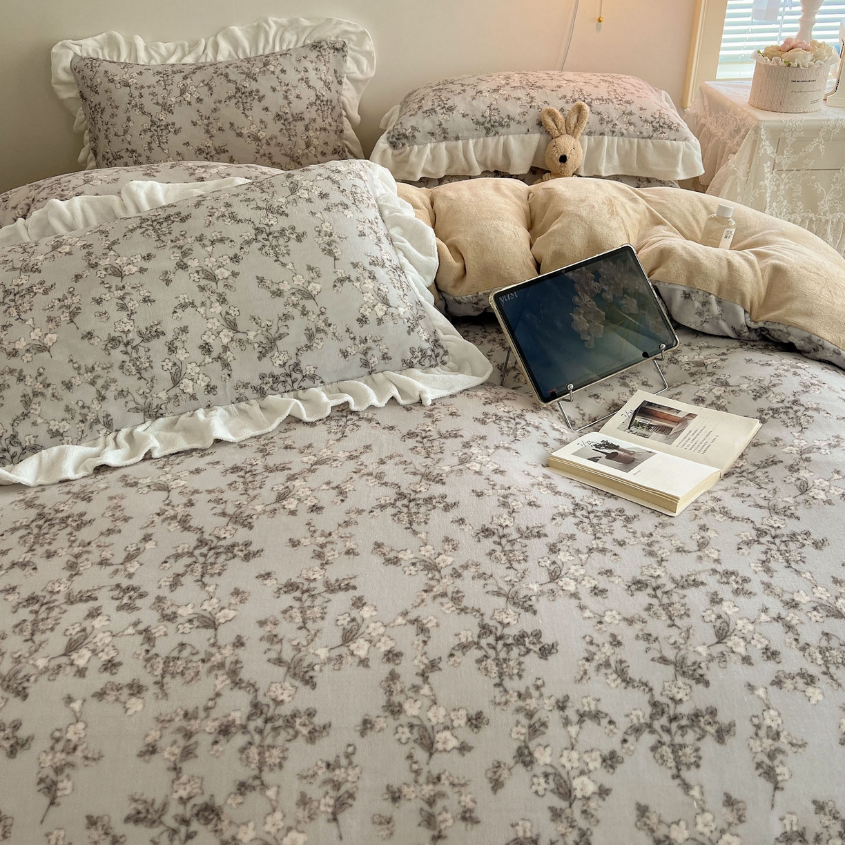 91家纺网 家纺一手货源 找家纺 六巷胡同 2025新款韩式博主风花边款小碎花A类牛奶绒四件套 花边知雾山野