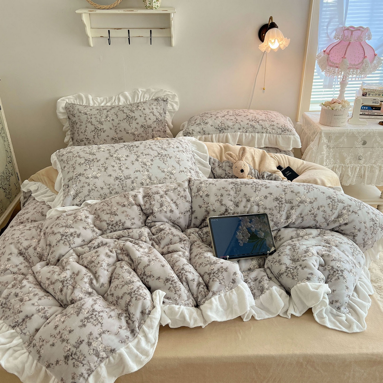 91家纺网 家纺一手货源 找家纺 六巷胡同 2025新款韩式博主风花边款小碎花A类牛奶绒四件套 花边知雾山野