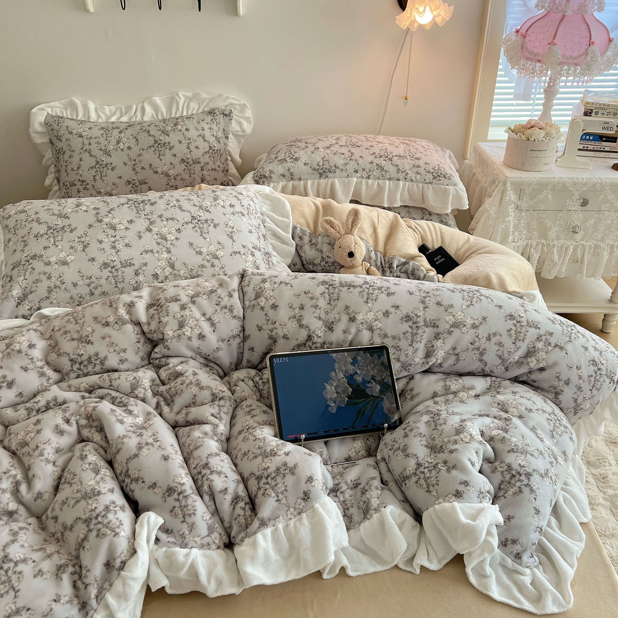 91家纺网 家纺一手货源 找家纺 六巷胡同 2025新款韩式博主风花边款小碎花A类牛奶绒四件套 花边知雾山野