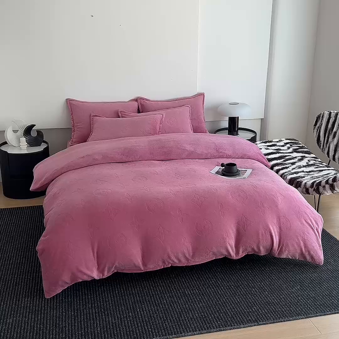 91家纺网 家纺一手货源 找家纺 三悦四季 2025新款200克加厚牛奶绒剪花四件套跨境直播爆款 豆沙