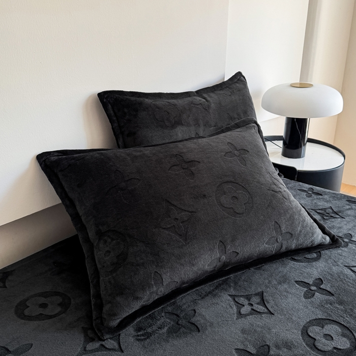 91家纺网 家纺一手货源 找家纺 三悦四季 2025新款200克加厚牛奶绒剪花四件套跨境直播爆款 钢琴黑