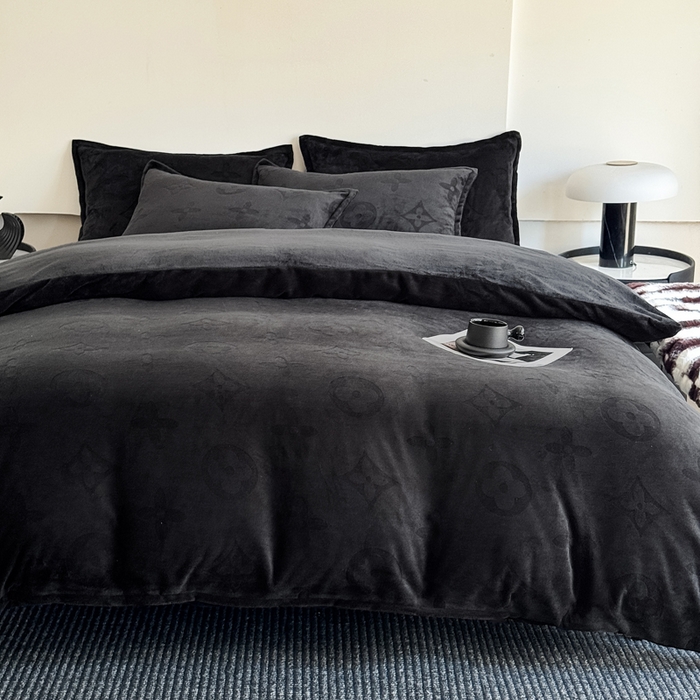 91家纺网 家纺一手货源 找家纺 三悦四季 2025新款200克加厚牛奶绒剪花四件套跨境直播爆款 钢琴黑