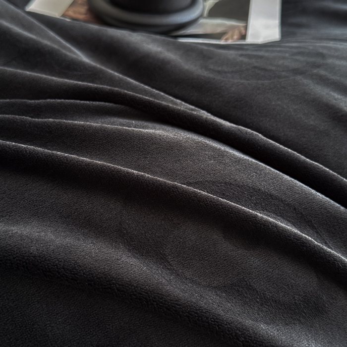 91家纺网 家纺一手货源 找家纺 三悦四季 2025新款200克加厚牛奶绒剪花四件套跨境直播爆款 钢琴黑