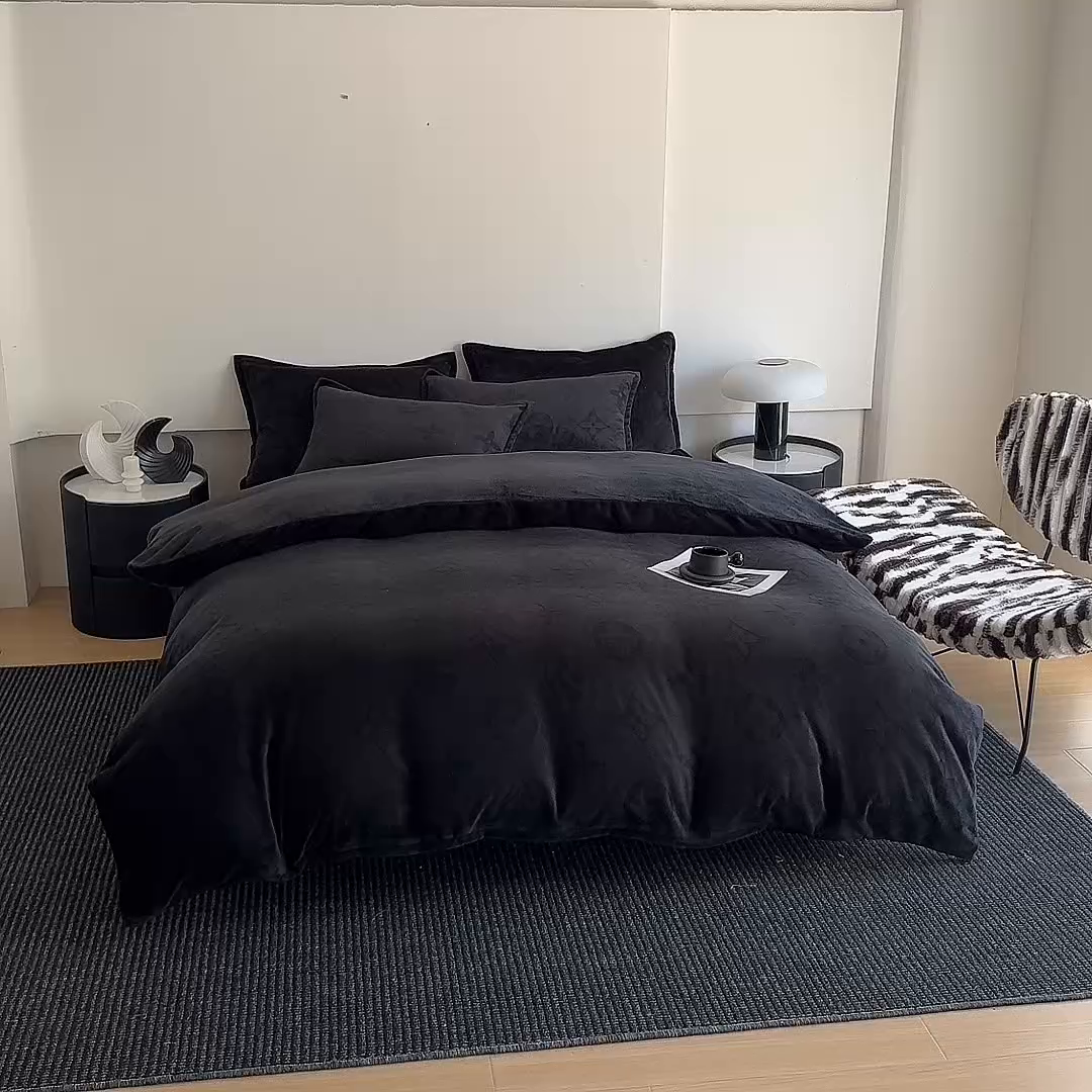 91家纺网 家纺一手货源 找家纺 三悦四季 2025新款200克加厚牛奶绒剪花四件套跨境直播爆款 钢琴黑