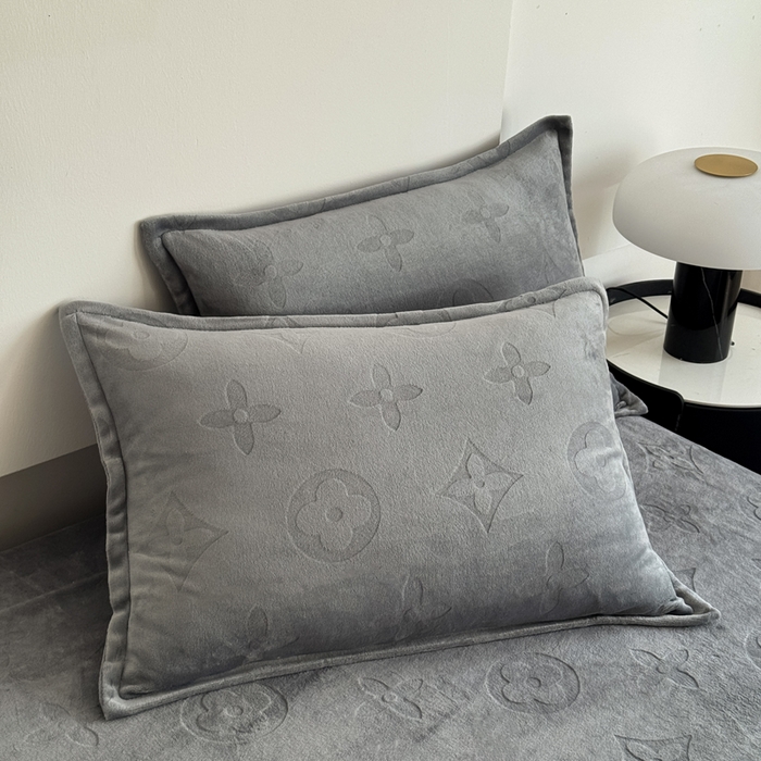 91家纺网 家纺一手货源 找家纺 三悦四季 2025新款200克加厚牛奶绒剪花四件套跨境直播爆款 高级灰