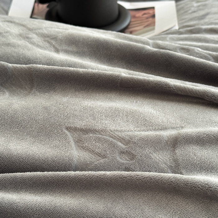 91家纺网 家纺一手货源 找家纺 三悦四季 2025新款200克加厚牛奶绒剪花四件套跨境直播爆款 高级灰