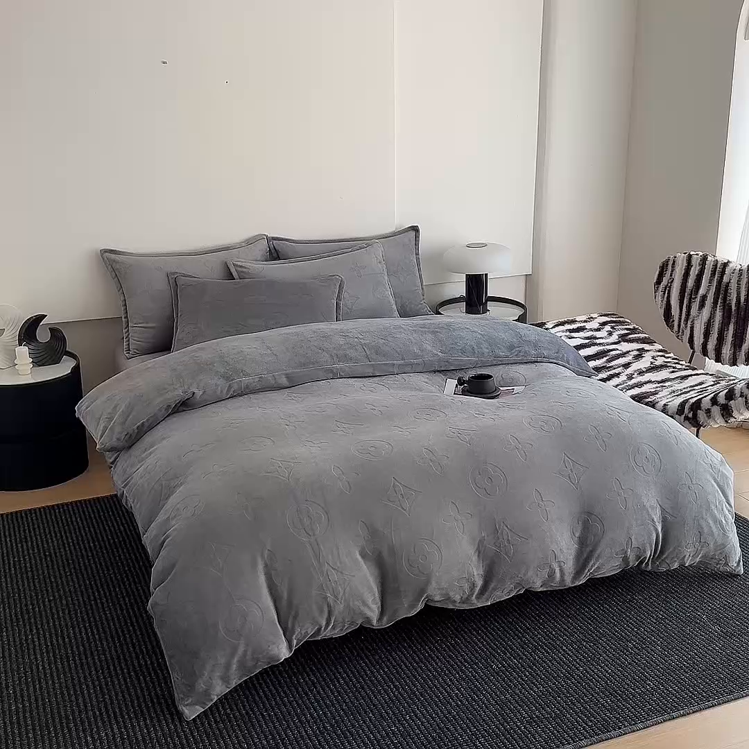 91家纺网 家纺一手货源 找家纺 三悦四季 2025新款200克加厚牛奶绒剪花四件套跨境直播爆款 高级灰