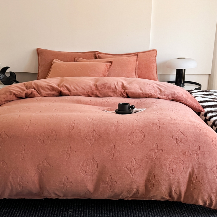 91家纺网 家纺一手货源 找家纺 三悦四季 2025新款200克加厚牛奶绒剪花四件套跨境直播爆款 海棠红