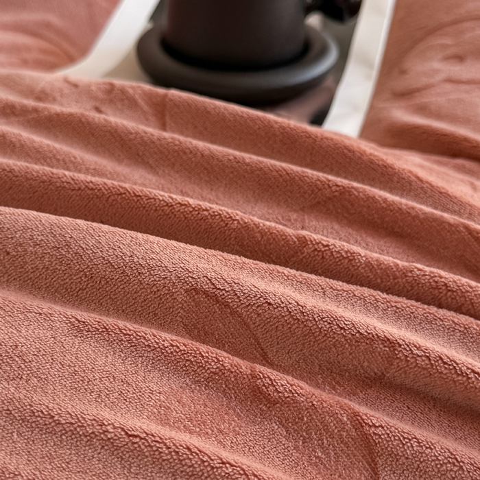 91家纺网 家纺一手货源 找家纺 三悦四季 2025新款200克加厚牛奶绒剪花四件套跨境直播爆款 海棠红