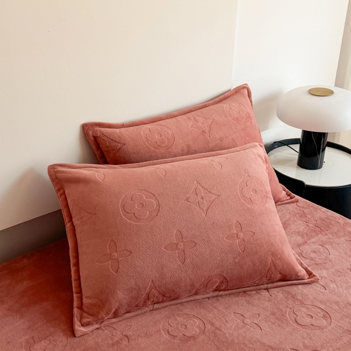 91家纺网 家纺一手货源 找家纺 三悦四季 2025新款200克加厚牛奶绒剪花四件套跨境直播爆款 海棠红