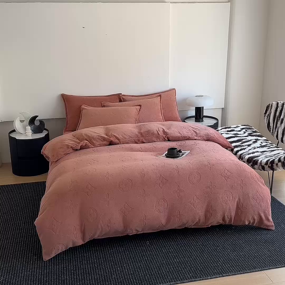 91家纺网 家纺一手货源 找家纺 三悦四季 2025新款200克加厚牛奶绒剪花四件套跨境直播爆款 海棠红