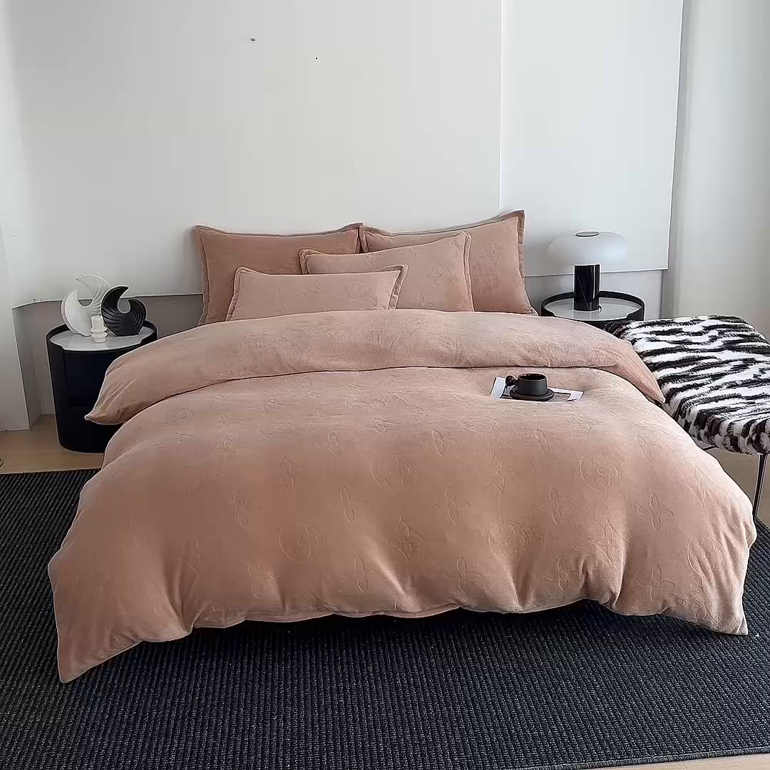 91家纺网 家纺一手货源 找家纺 三悦四季 2025新款200克加厚牛奶绒剪花四件套跨境直播爆款 卡其