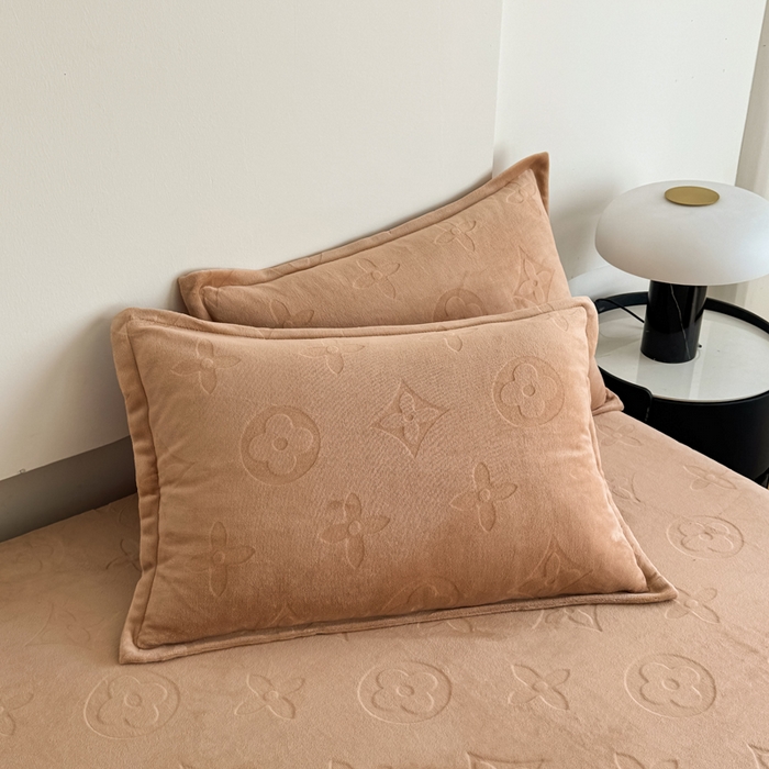 91家纺网 家纺一手货源 找家纺 三悦四季 2025新款200克加厚牛奶绒剪花四件套跨境直播爆款 卡其