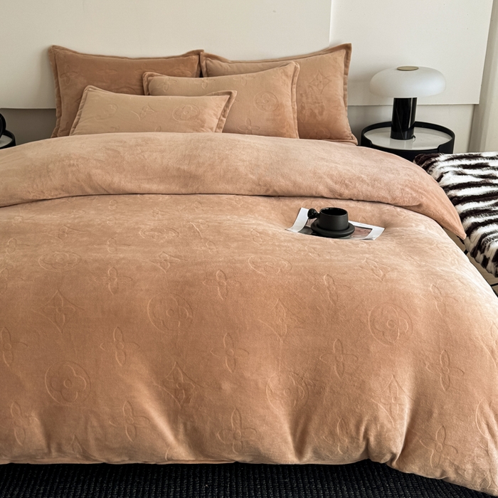 91家纺网 家纺一手货源 找家纺 三悦四季 2025新款200克加厚牛奶绒剪花四件套跨境直播爆款 卡其