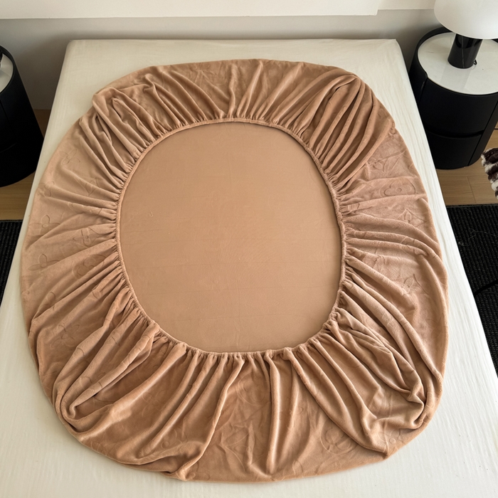 91家纺网 家纺一手货源 找家纺 三悦四季 2025新款200克加厚牛奶绒剪花四件套跨境直播爆款 卡其