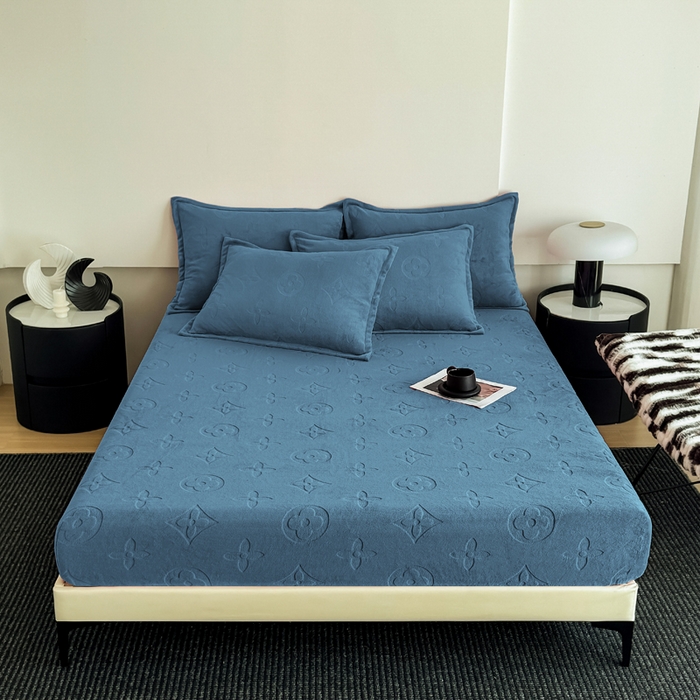 91家纺网 家纺一手货源 找家纺 三悦四季 2025新款200克加厚牛奶绒剪花四件套跨境直播爆款 宝石蓝