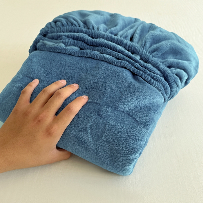 91家纺网 家纺一手货源 找家纺 三悦四季 2025新款200克加厚牛奶绒剪花四件套跨境直播爆款 宝石蓝