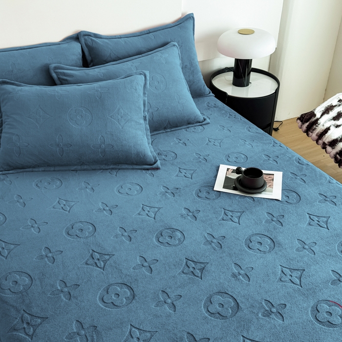 91家纺网 家纺一手货源 找家纺 三悦四季 2025新款200克加厚牛奶绒剪花四件套跨境直播爆款 宝石蓝