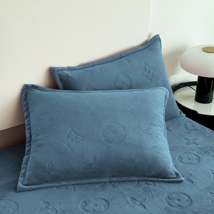 91家纺网 家纺一手货源 找家纺 （总）三悦四季 2025新款200克加厚牛奶绒剪花四件套跨境直播爆款