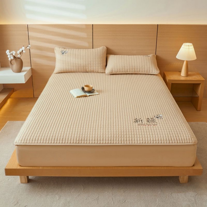 91家纺网 家纺一手货源 找家纺 小禹仔家纺 2025新款刺绣床笠新疆棉花填充-夹棉床笠 奶油咖