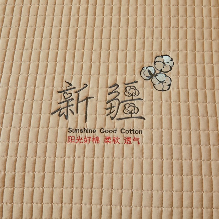 91家纺网 家纺一手货源 找家纺 小禹仔家纺 2025新款刺绣床笠新疆棉花填充-夹棉床笠 奶油咖