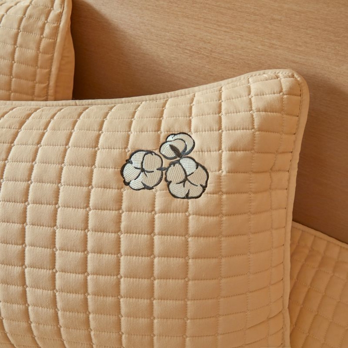 91家纺网 家纺一手货源 找家纺 小禹仔家纺 2025新款刺绣床笠新疆棉花填充-夹棉床笠 奶油咖