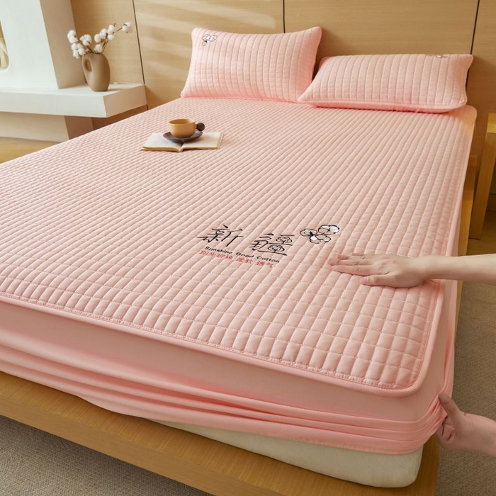 91家纺网 家纺一手货源 找家纺 小禹仔家纺 2025新款刺绣床笠新疆棉花填充-夹棉床笠 樱花粉