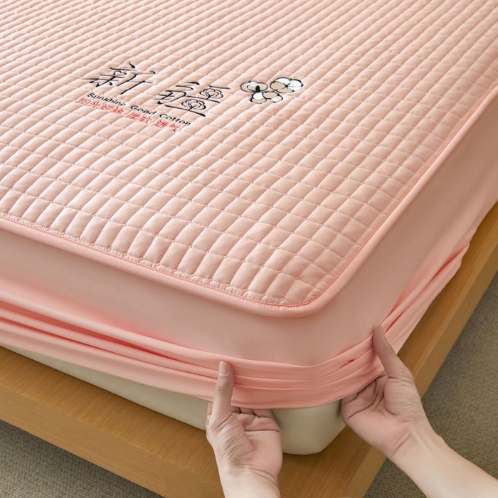 91家纺网 家纺一手货源 找家纺 小禹仔家纺 2025新款刺绣床笠新疆棉花填充-夹棉床笠 樱花粉